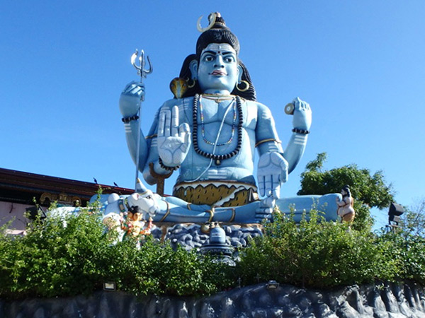 トリンコマリーの町を見守るように鎮座している、コネスヴァラム寺院の巨大なシヴァ神の像。巡礼者たちの記念撮影スポットになっていました