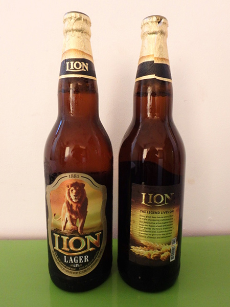 スリランカの代表的なビール、ライオン・ラガー LION LAGER。アルコール度数は4.8%でスッキリとした味わい。1本(652ml)約180円で、別に瓶のデポジットが約24円