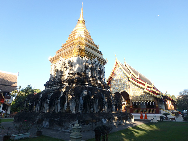 ワット・チェン・マンの基部を15頭の象に支えられた仏塔