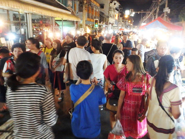 土曜日にチェンマイ門近くのウアラーイ通り Wualai Rdで開かれているナイトマーケット。暗くなる頃には人が多すぎて歩くのも大変になるので、17時前に行くのがオススメです