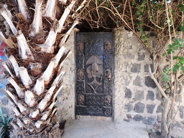 格好いい木製のドアを発見！ アフリカらしくていい感じ♪