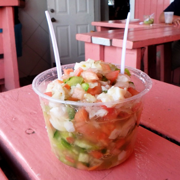 バハマ名物のコンク・サラダ Conch Salad。新鮮なコンク貝と細かく刻んだ野菜をライムで合えたもので、スパイシーな味付けがビールに良く合います♪