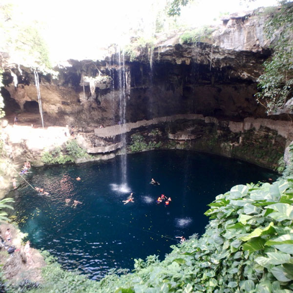町の中心地の近くにあるセノーテ・サシ Cenote Zaci。入場料30ペソ(約175円)