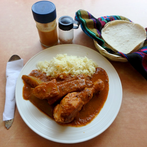 パナハッチェルでの食事。鶏肉と野菜を時間を掛けて煮込んだグアテマラ料理、ペピアン Pepián de pollo ジュース付きで20ケツァーレス(約290円)